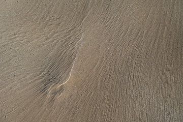 Beigefarbener und weicher Sand an der Mittelmeerküste
