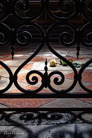 Rose auf Grab in der Basilica dei Frari von Bert Boevink