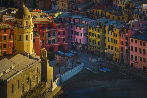 Bovenaanzicht van Vernazza bij zonsondergang. Cinque Terre