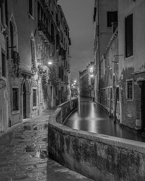 Straatje in Venetië in de avonduren