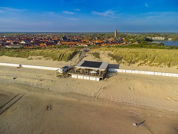 Luchtfoto van Westkapelle met strandtent BomBaai op de voorgrond, waar zee, duinen en gezelligheid samenkomen aan de ruige maar prachtige Zeeuwse kustlijn van byphotographyms
