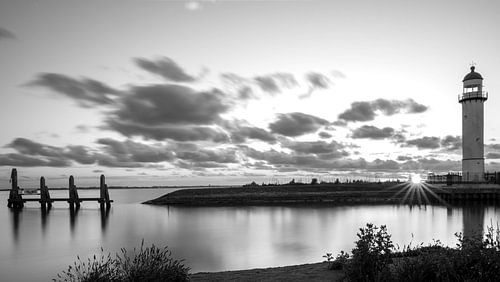 Haven Hellevoetsluis met vuurtoren in zwart-wit