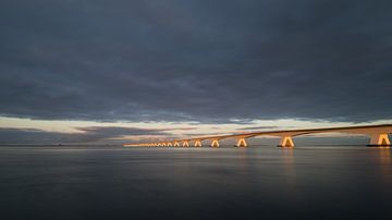 Zeeland-Brücke im Abendlicht