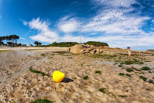 Swimmers at Port l'Epine in Brittany, in France