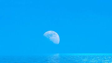 Mond über dem blauen weiten Meer mit Reflexionen van Frank Grässel