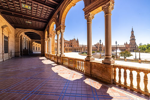 Galerij met zuilen aan de Plaza de España in Sevilla