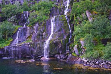 Indrukwekkende waterval in de Trollfjord op de Lofoten van Thomas Zacharias