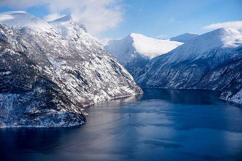 Geiranger fjord in een winters landschap
