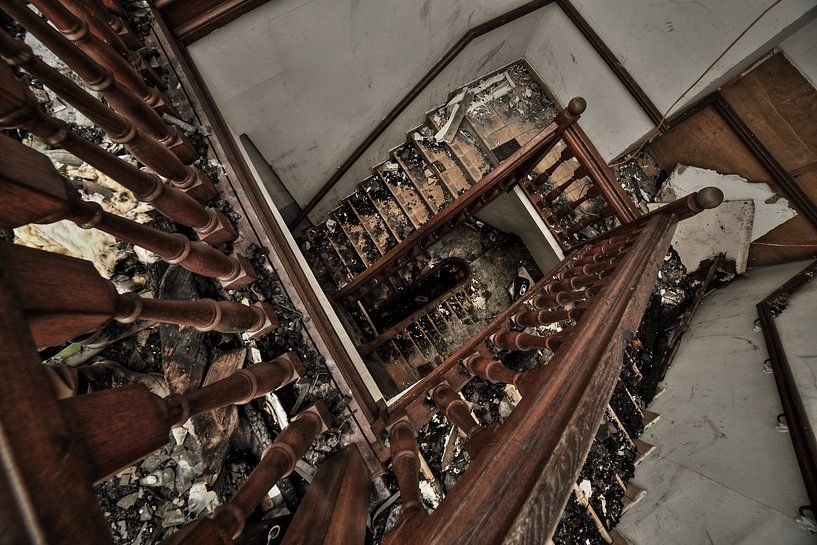 Urbex-Treppe in einem niedergebrannten Kloster von Dyon Koning