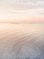 Eenzame boei in Noordzee bij zonsondergang en opkomend water