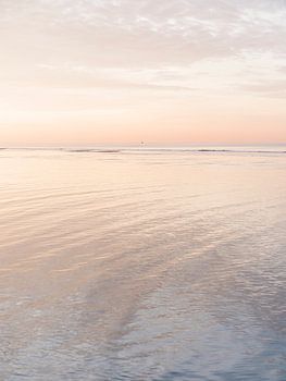 Einsame Boje und steigendem Wasser bei Sonnenuntergang