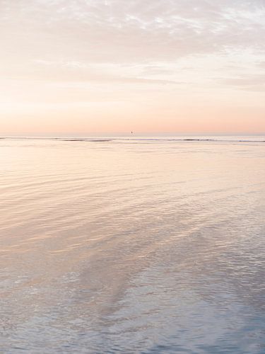 Einsame Boje und steigendem Wasser bei Sonnenuntergang