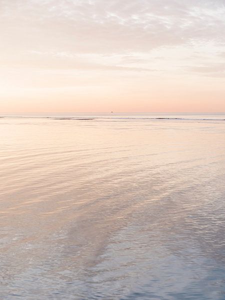 Bouée solitaire en mer du Nord au coucher du soleil et au lever de l'eau par Laura-anne Grimbergen
