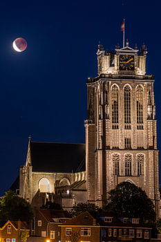 Bloedmaan bij de Grote Kerk in Dordrecht
