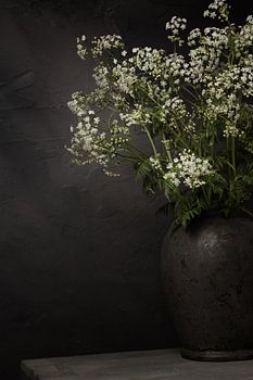 Landelijk stilleven met fluitenkruid in kruik