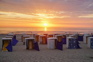 Strand en zon aan de kust van Katwijk aan Zee van Dirk van Egmond