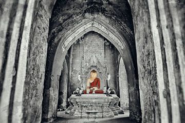 Bouddhas assis dans un complexe de temples à Bagan, Birmanie, Myanmar. sur Ron van der Stappen