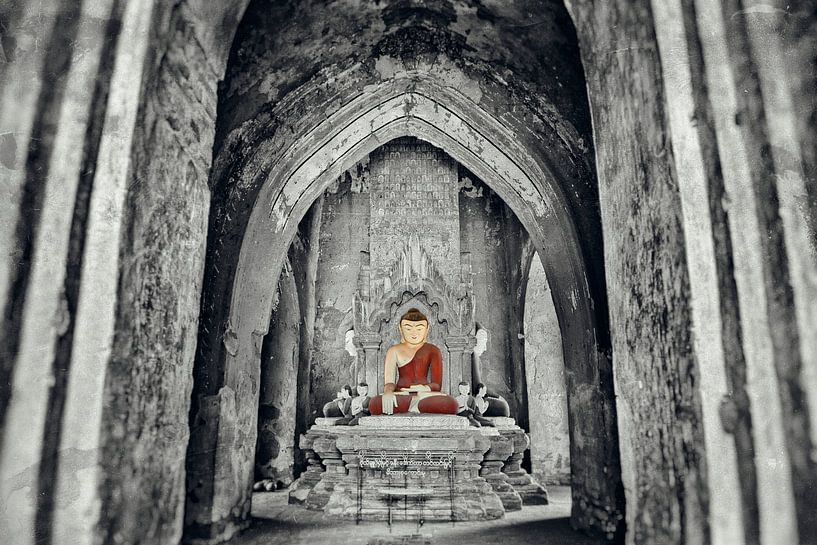 Zittende boeddha's in tempelcomplex Bagan Birma Myanmar. van Ron van der Stappen