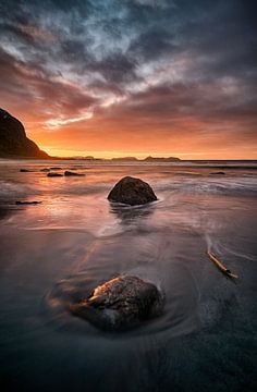 Sonnenuntergang auf Alnes, Godøy, Norwegen von qtx