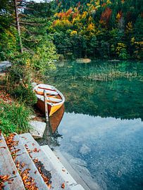 Meer met boot in herfst