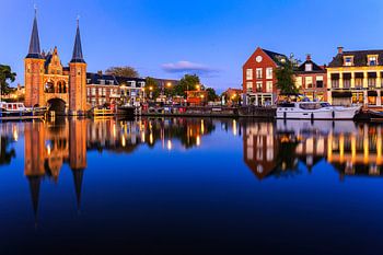 Waterpoort in Sneek bij schemering