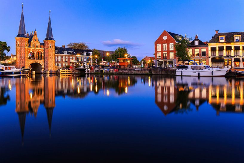 Waterpoort in Sneek bij schemering van Marcel Tuit