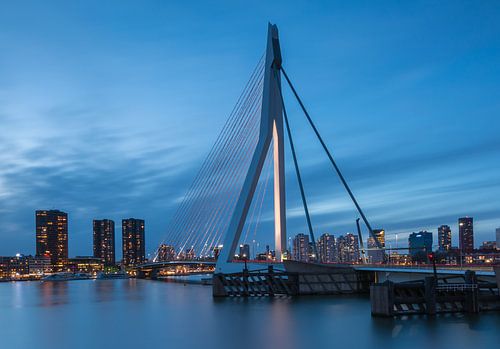 Erasmusbrug in het blauwe uur