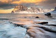 Coucher de soleil sur la plage d'Uttakleiv sur les îles Lofoten en Norvège. par Jos Pannekoek Aperçu