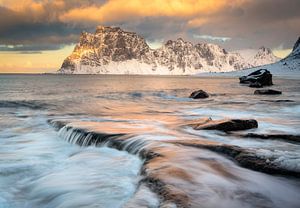 Sonnenuntergang am Strand Uttakleiv auf den Lofoten-Inseln in Norwegen.