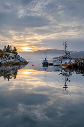 Port de pêche paisible au lever du soleil – Photographie côtière cinématographique de type « fine art »
