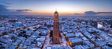 Zwolse Peperbus kerktoren tijdens een koude winter zonsopgang van Sjoerd van der Wal Fotografie