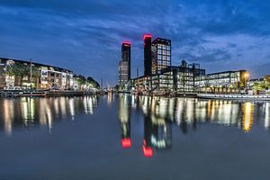 De skyline van Leeuwarden tijdens het blauwe uurtje en weerspiegeld in de stadsgracht.