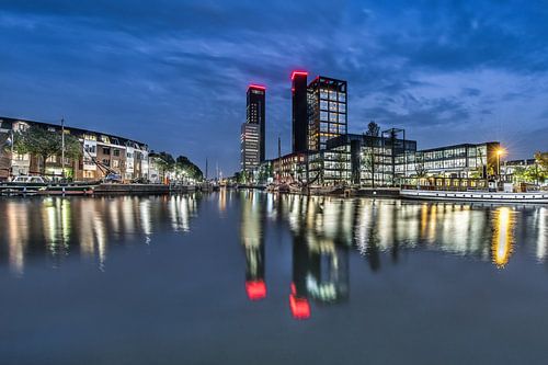 De skyline van Leeuwarden tijdens het blauwe uurtje en weerspiegeld in de stadsgracht.