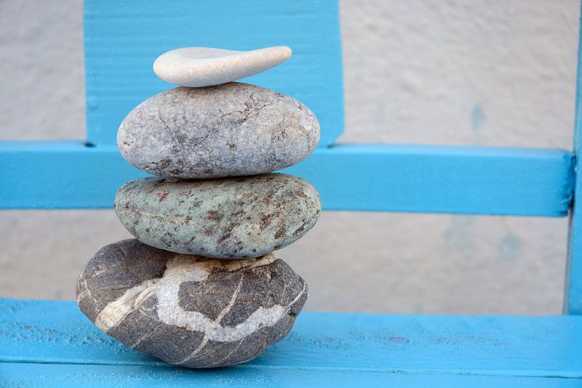 Zen-Haufen von Steinen und Felsblöcken mit altem Hintergrund von Trinet Uzun