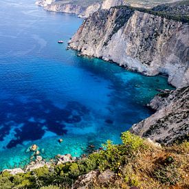 Eau bleu pâle depuis une falaise - Grottes de Keri sur Dave Bijl