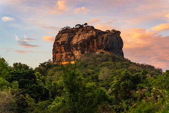 Sigiriya bij roze cirrus