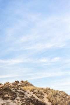 Duin met helmgras en blauwe lucht met sluierbewolking van Simone Janssen