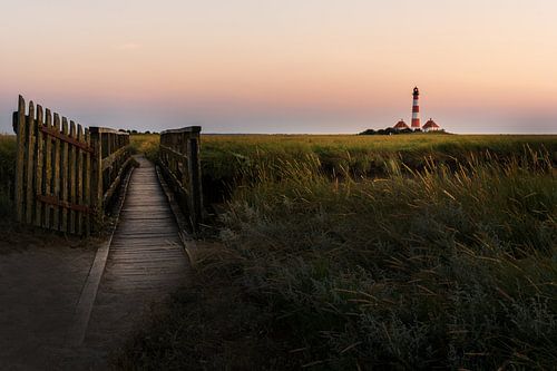 Leuchtturm Westerheversand im Sonnenuntergang von Jens Sessler