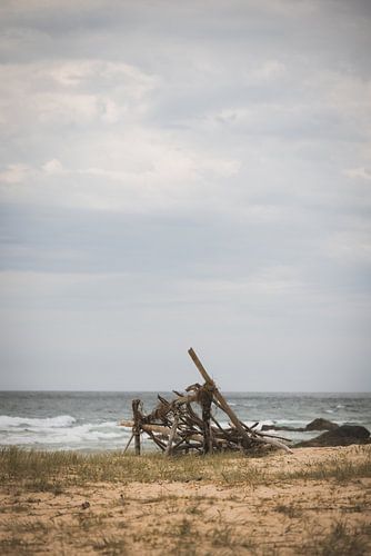 Strand jutten met een poging tot het maken van een hut