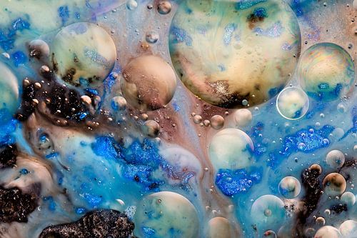 Surrealistisch beeld van planeten in het heelal