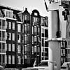 Façades néerlandaises avec grue à bateau en noir et blanc sur Maud De Vries