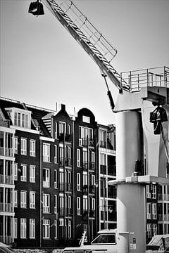 Façades néerlandaises avec grue à bateau en noir et blanc sur Maud De Vries
