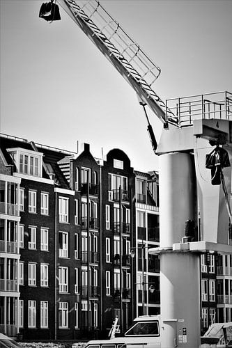 Façades néerlandaises avec grue à bateau en noir et blanc