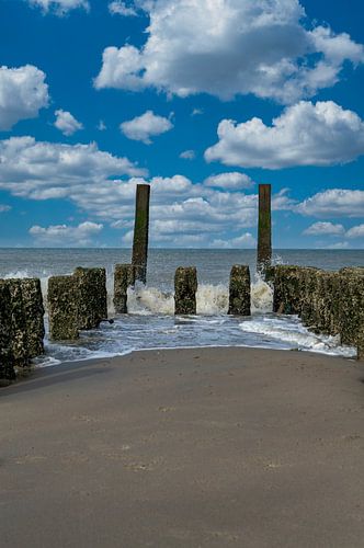 Golfbreker Westkapelle met wolkenlucht