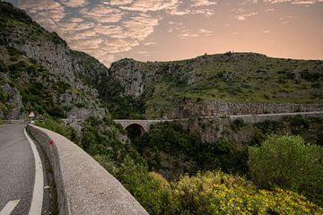 Uitzicht over de natuur aan de kustweg bij Salerno van Fotos by Jan Wehnert