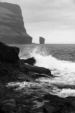 Vagues sauvages sur la côte rocheuse d'Eiði - Îles Féroé