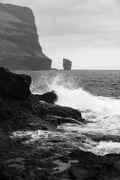 Wilde golven op de rotskust van Eiði - Faeröer  van Remco Bosshard