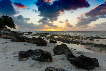 Zonsondergang op Te Amo beach op Bonaire van Humphry Jacobs