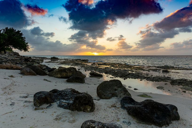 Sunset at Te Amo beach on Bonaire by Humphry Jacobs
