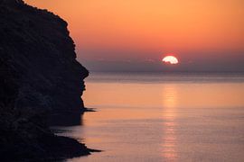 Een majestueuze zonsopgang verlicht Cala Joncols in Roses, Catalonië van PhotoCluster